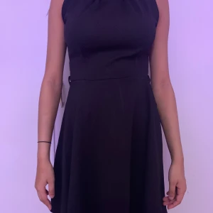 Svart klänning  - Använt 1 gång, passar perfekt till olika events men även jättefin till sommaren ☀️ Säljer pga för liten Strl . Finns i Solna, Sthlm. Köparen står för frakt! Köptes 199 kr 