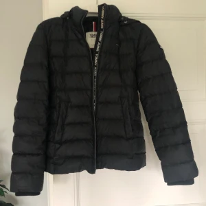 Hilfiger jacka - Använd för ett tag sen men i bra kvalite och inga slitage. Köptes för 1999kr