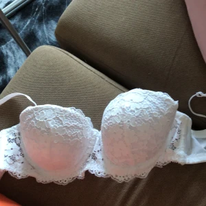 Vit spets bh  - Söt vit spets bh med blommor. Hel o ren :)