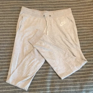 Nike byxor, strl L, vit/grå - Mjukisbyxor köpta hos zalando för ungefär 3 år sedan, bra passform och hyfsat gott skick. Fickor på båda benen. Snöre som man kan dra åt resåren. 