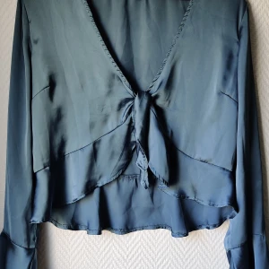 Gina Tricot topp Stl.40  - En knyttop från Gina Tricot i stil.40 Plagget är använt 1 gång.