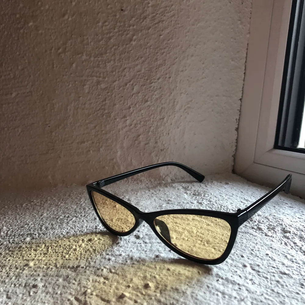 Detta är ett par svarta glasögon med gult glas. De är från madlady och endast använda en gång (se första bilden) samt testade. De kommer från madlady och kosta ursprungligen 150 kr. Frakt tillkommer. Accessoarer.