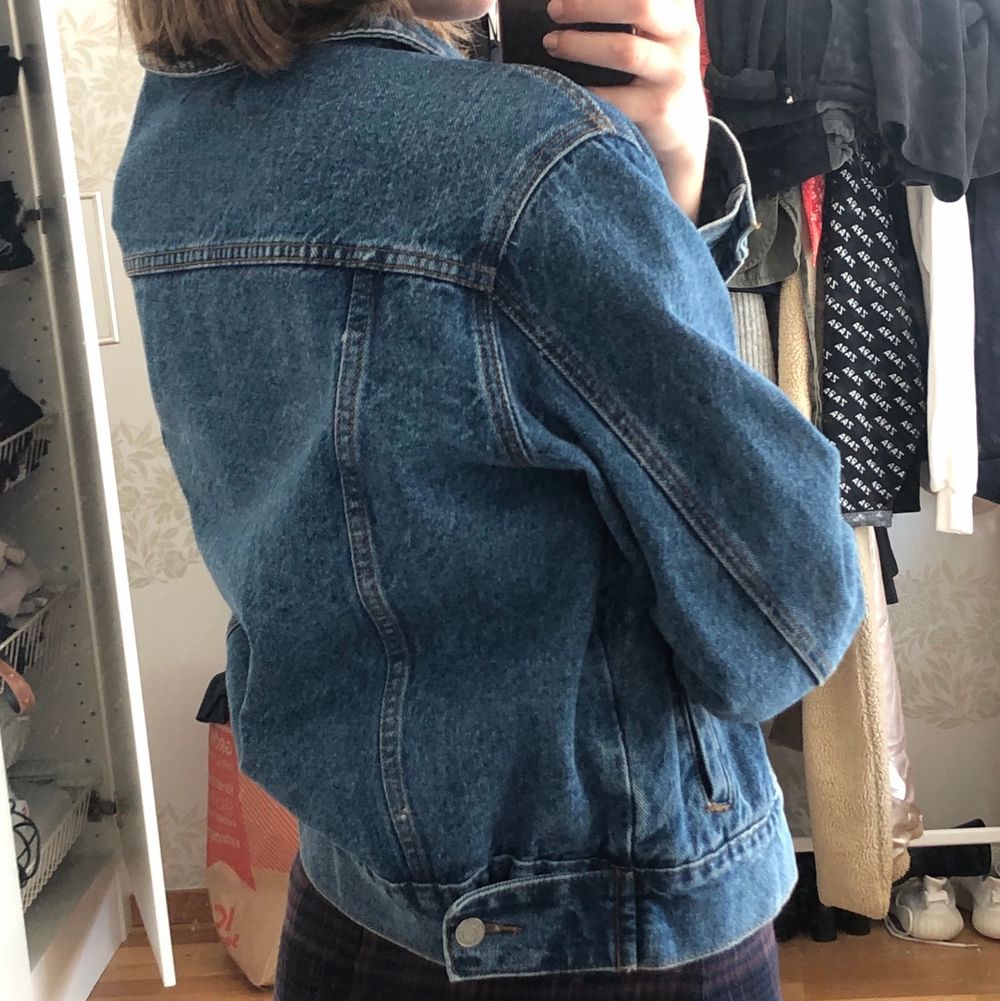Oversized jeansjacka från Missguided Petite. Säljer eftersom den inte kommer till användning längre. Köparen står för frakt🧡 Nypris 399kr. Jackor.