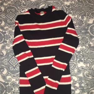 tröja  - har aldrig använt den. Den är 100% rent. 