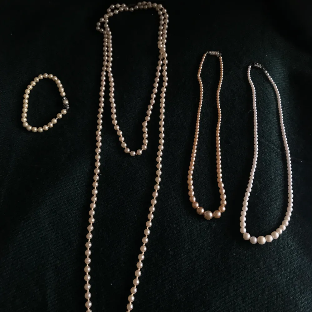 Retro pärlhalsband och ett armband🌻 50kr för det stora halsbandet och 40kr för dem andra. (Det längst till höger är sålt!). Accessoarer.
