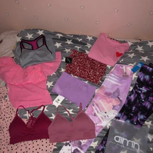 Olika kläder💖💕 - Allt ifrån byxdress, tubtopp, bralette, linne till träingstights💞🌸Priser skiljer sig!💗Från 29kr!🤍Priser från början: Byxdress-199kr(HM)❤️Röd bralette-50kr💘Rosa bralette-129kr (Cubus)💙Tights 699kr(Aimn) 