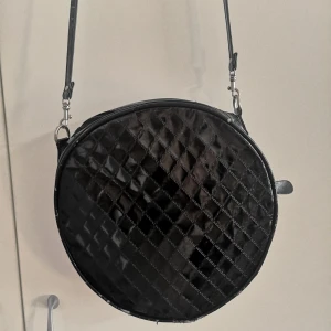 Rund väska  - Ett fynd från Berlin. Väl använd och rymmer mycket. Pris exklusive frakt. 