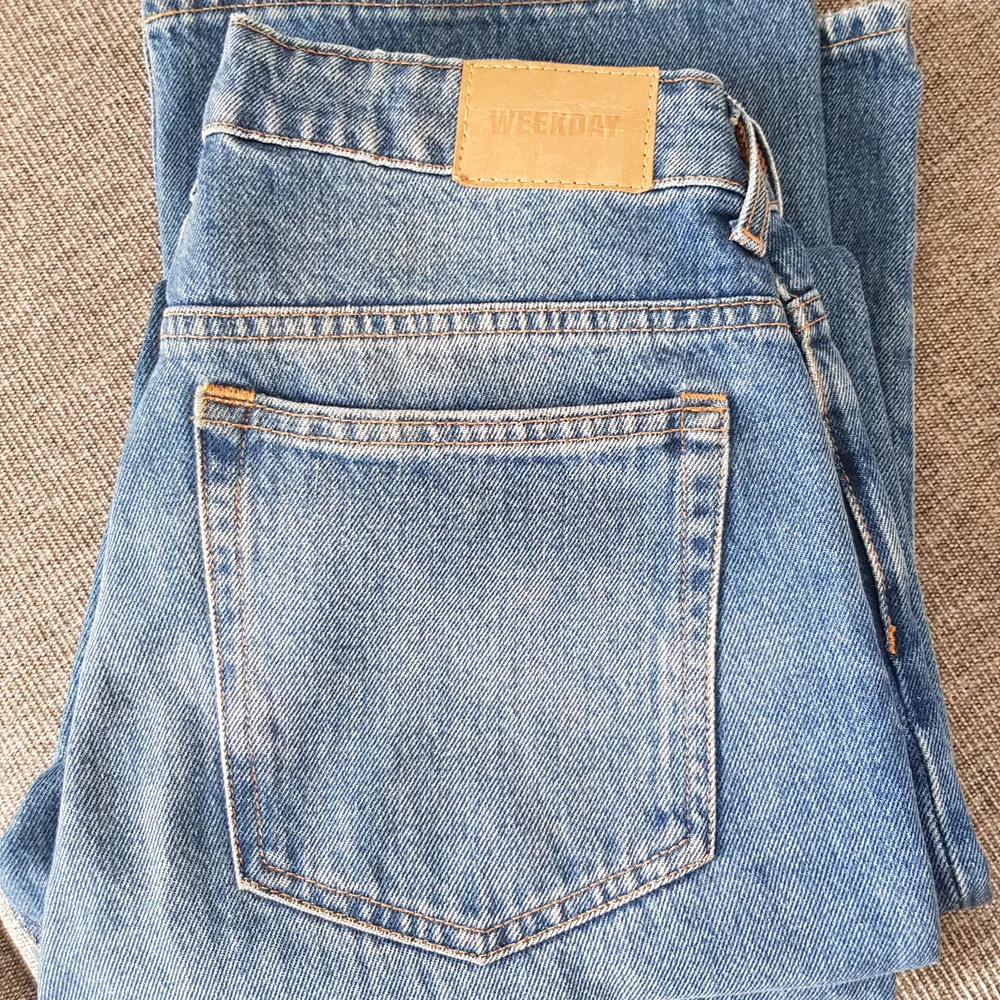 Säljer mina weekday jeans som är lite för stora för mig❤ Mile, Marfa Blue size 27/32😊FRAKT INGÅR. Jeans & Byxor.