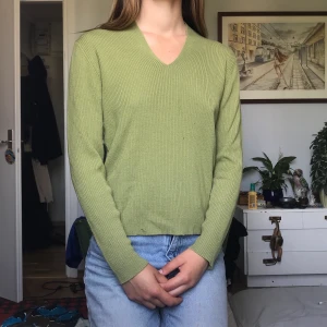 Grön 90tal tröja - Morsans som blev min från 90talet! Bra passform, med 2 till liknande lite mindre hål på tröjan tyvärr men inget man tänker på. 