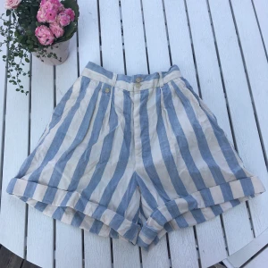 Ralph Lauren shorts US 4 - Köpta från beyond retro, knappt använda. Kvaliteten känns verkligen på plagget, syns i sömmarna och hur dem är sydda! Påminner om en vintage glassförsäljare, Supersnygga till en jeansjacka! 🍦 🌊  Midjemått: 64