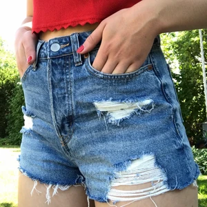 Mörkblå jeansshorts - Mörkblå jeansshorts från H&M. Använda ett flertal gånger, men är i gott skick. Säljer pga att de blivit för små.  Storlek: 34    Pris: 75kr + frakt