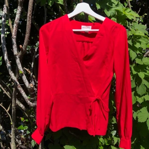 Röd blus - Gullig röd blus från Holly & Whyte i st. S. Använd 1 gång och är i jättefint skick, lite ostrykt på bilden bara. Säljer för 100kr, frakt tillkommer!❤️