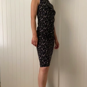 Monki klänning st. M - Dress from Monki, worn couple of times. Good condition.