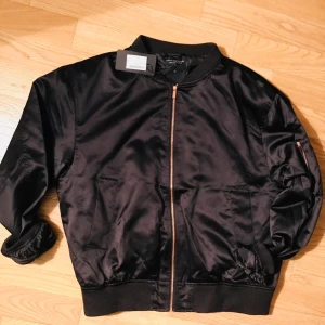 Tunn bomberjacka - säljer nu en tunn bomber jacka, som även är slutsåld på lager 157’s hemsida. 