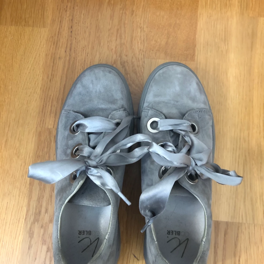 Ett par grå sneakers i mocka - 90