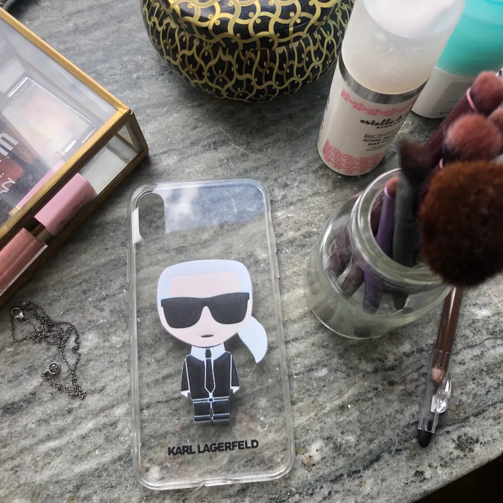 Transparent Iphoneskal med fake Karl Lagerfeldt logga. 20kr+frakt. Accessoarer.