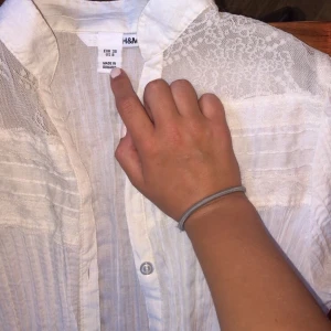 Vit topp H&M - Storlek 38 men passar mig som är XS. Skicka meddelande om du har några frågor. 💋