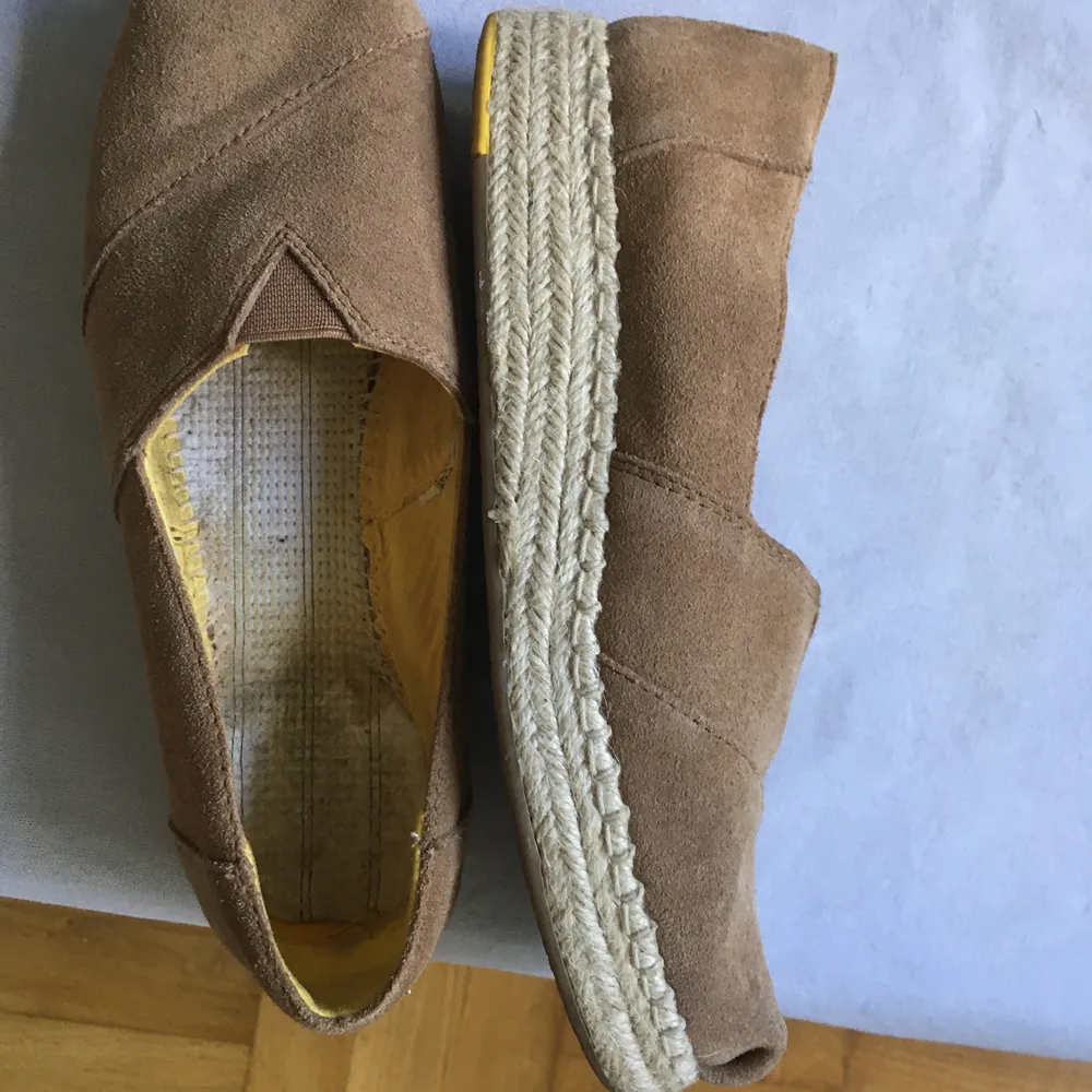 Ett par espadrillos i mocka med liten klack från Toms. Sulan inuti saknas men går lätt sätta i en ny. Använda Max 5 ggr. Nypris: 799kr. Kengät.
