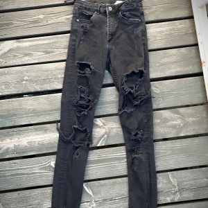 Slitna jeans storlek 36 - Jag säljer denna eftersom jag vuxit ur den, kan mötas upp i Stockholm annars står köparen för frakten