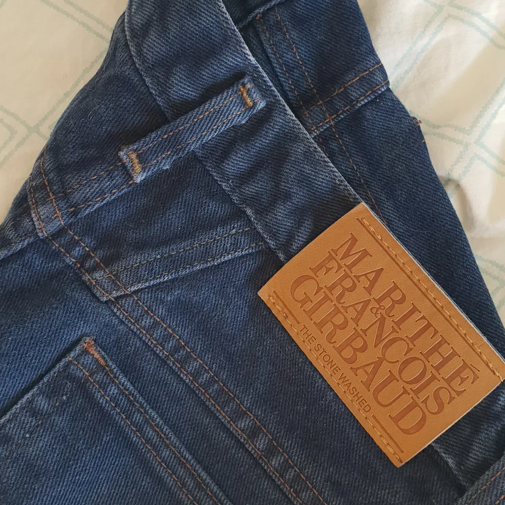 Sjukt snygga mörkblå jeans från franskt designermärket Marithé Francois Girbaud. Sköna med flertal snygga detaljer. Tyvärr Kommer dem inte till användning hos mig :( Köpta second hand. Sitter snyggt över rumpan, perfekt längd, jag är 170. . Jeans & Byxor.