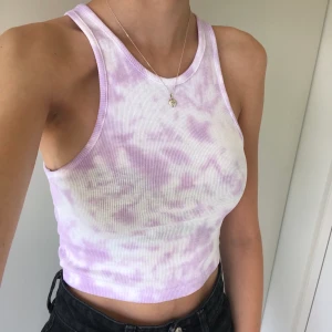Tie dye färgat linne 1 - Ett supersnyggt tie-dye färgat linne i en croppad modell. Har aldrig använt så det är nyskick. Frakt tillkommer på 22kr. Eftersom dessa linnen är väldigt populära och många vill köpa är det viktigt att man kan swisha direkt! :) 