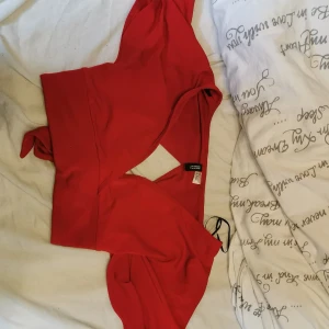 Röd topp från hm - Aldrig använd stl S