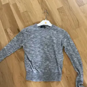 En grå långarmad tröja från zara