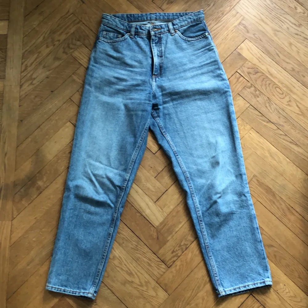 Jättefina ljusa jeans från Monki strl 26, modell Taiki high waist balloon leg. Säljs pga för små. Köparen står för frakten. . Jeans & Byxor.