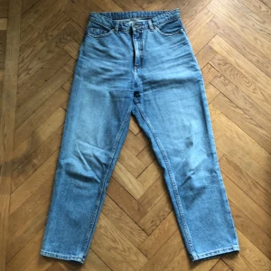 Monki jeans strl 26 - Jättefina ljusa jeans från Monki strl 26, modell Taiki high waist balloon leg. Säljs pga för små. Köparen står för frakten. 