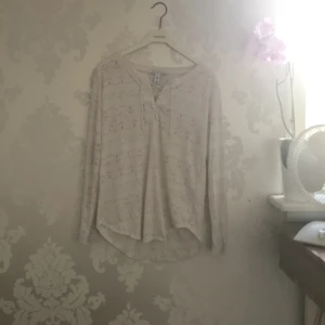 Tröja  - En jättefin tröja med fint mönster💖 jättefin snörning som går att knyta💖 storlek M men passar även S beroende på hur man vill att det ska sitta💖