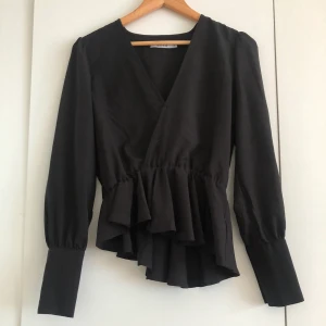 NA-KD blus strl 34 - Jättefin asymmetrisk blus från NA-KD i strl 34. Använd endast en gång pga av för liten vid inköp. Köparen står för frakten. 