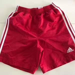 Retro adidasshorts stl 164 men passar ca XS-S. Glansigt material, nät innerbyxa. Pris 125 kr eller bud om fler är intresserade. Porto tillkommer med 42 kr. 