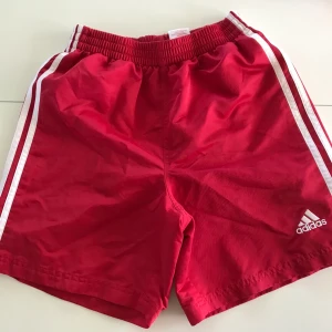 Adidasshorts blanka vintage retro - Retro adidasshorts stl 164 men passar ca XS-S. Glansigt material, nät innerbyxa. Pris 125 kr eller bud om fler är intresserade. Porto tillkommer med 42 kr. 