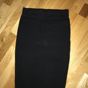 Svart pennkjol i strlk s - Svart pennkjol i stickad look. Knappt använd. Köpt på h&m