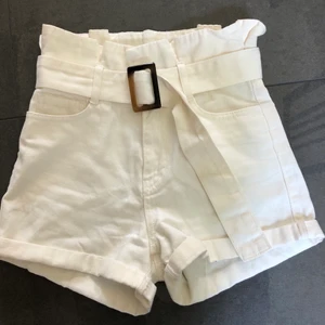 NA-KD vita shorts  - Säljer dessa hömidjade shorts från Na-kd som är perfekta för sommaren. Sitter superfint och är i väldigt bra skick då dem inte har kommit till användning. Frakt tillkommer, pris kan diskuteras. 🌼