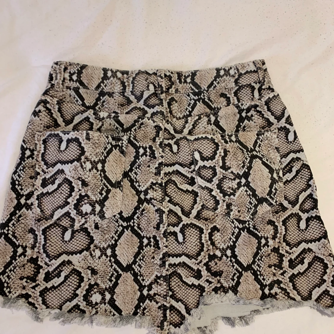 Ormskinnsmönstard jeanskjol från Zara - 90