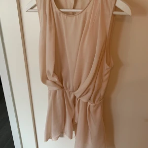 H&M blus  - Säljer en blus från H&M storlek 34. Köparen står för frakten. 