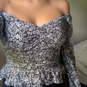 Gullig topp - Jättefin topp från bikbok som endast är använd 1 gång. Går att ha både off-shoulder och vanligt 🥰 Frakt tillkommer💕  Buda gärna