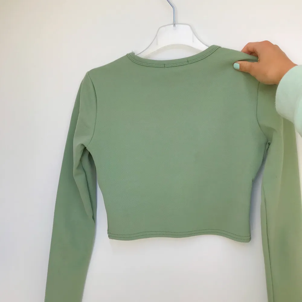 Supersnygg grön tröja som tyvärr inte kommer till användning längre. Tröjan är i UK 6, vilket är ungefär som XS. Köpare står för frakt (33kr) 🥰 Ledande bud: 150kr. Toppar.