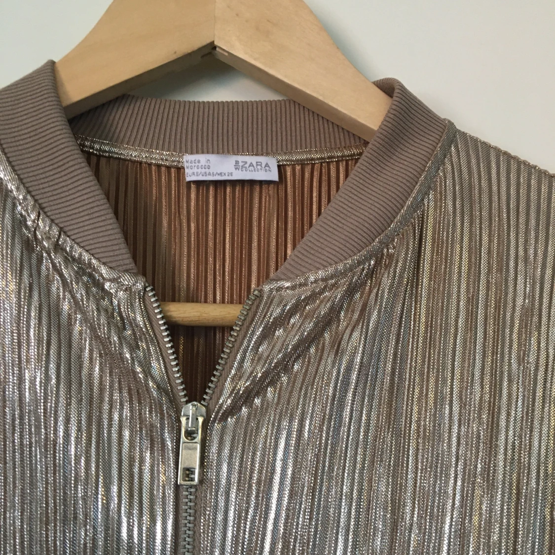 Guldfärgad jacka från Zara - 91