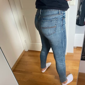 Ralph Lauren jeans - Säljer ett par skinny jeans som är lågmidajde från Ralph Lauren, köpta från Best of Brands. De är i mycket bra skick!  Storlek: 28/32