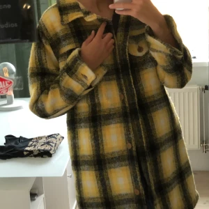 Skjortjacka - Säljer denna skjortjacka från Bik bok! Köptes för 899kr, knappt använd. Frakt tillkommer📦