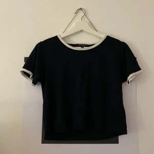 Fin topp från Topshop - Jätteskön och fin topp från Topshop. Väl använd men i bra skick. Lite nopprig pga tunnt tyg så säljer billigt. Den ser svart ut men är mörkblå egentligen!