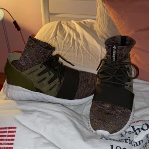 Adidas Tubular - Köpta i USA, bra skick förutom lite smutsiga på undersidan men inga synliga skador. Ett par adidas skor med strumpa. Köparen står för frakt. 