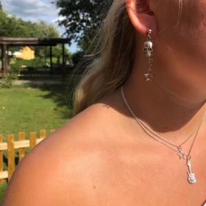 ÖRHÄNGE OCH HALSBAND - ÖRHÄNGE: 55kr HALSBAND: 79kr/st INKLUSIVE FRAKT (Instagram: @alvasellout) ⚡️🎸