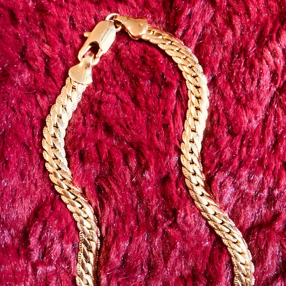 18k japan gold plated bracelet 🦋💋 for only 500kr! Not used, been sitting in my jewelry box. A gift from my sister living in Japan 👩🏻‍🦰🎀🌺💃🏼. Accessoarer.
