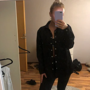 Manchester skjorta  - Säljer denna fina skjortan från Gina tricot i storlek S. Nypris 500 kr. 