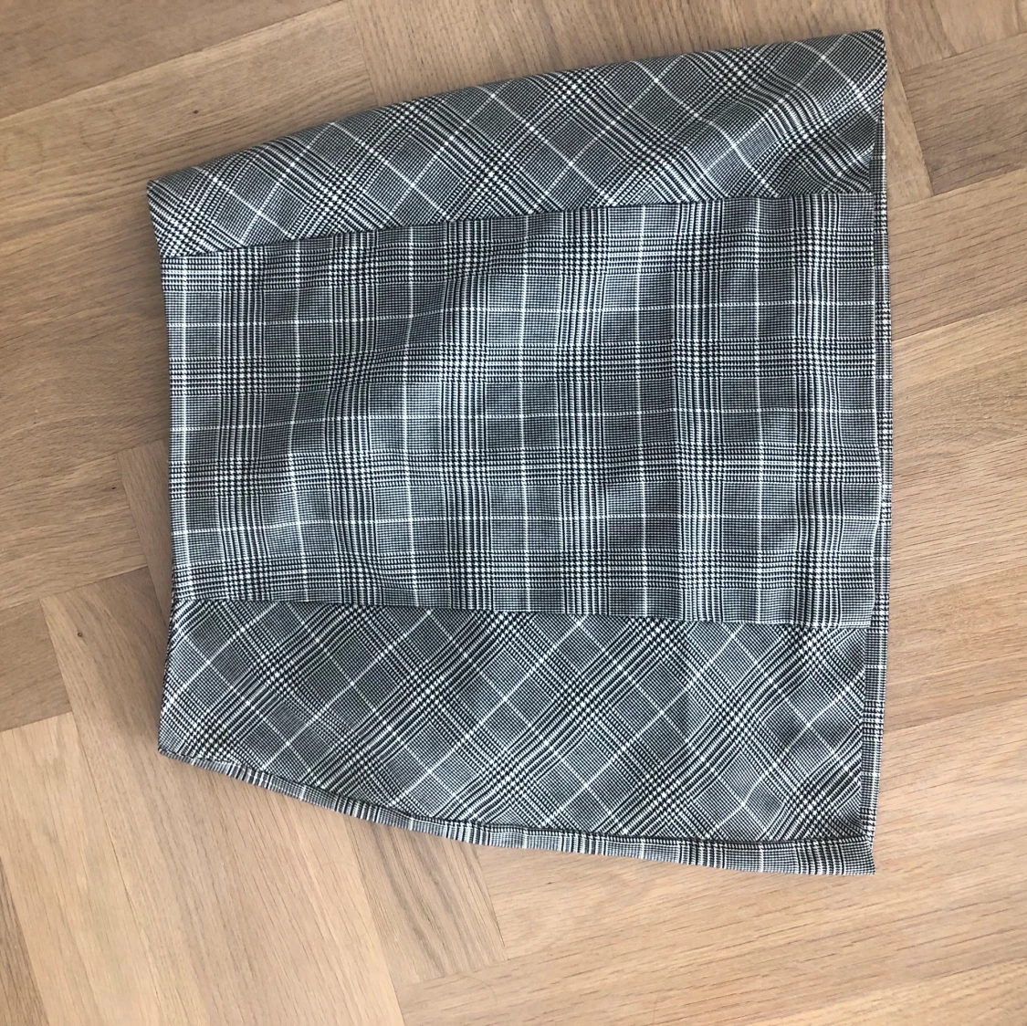 Säljer tajt rutigkjol från H&M  - 90