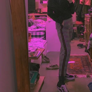 Kostymbyxor från Zara💜 - Säljer mina snygga kostymbyxor från Zara’s Trafaluc collection i storlek XS, men passar folk med S oxå. På en annan hemsida (sellpy) där de säljer begagnade  varor säljer de dessa byxor för 200kr! Hur mycket de kostade från början minns jag inte! ❤️❤️