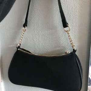 Väska - Använd typ 2 ggr så i väldigt bra skick!! Nypris 199!